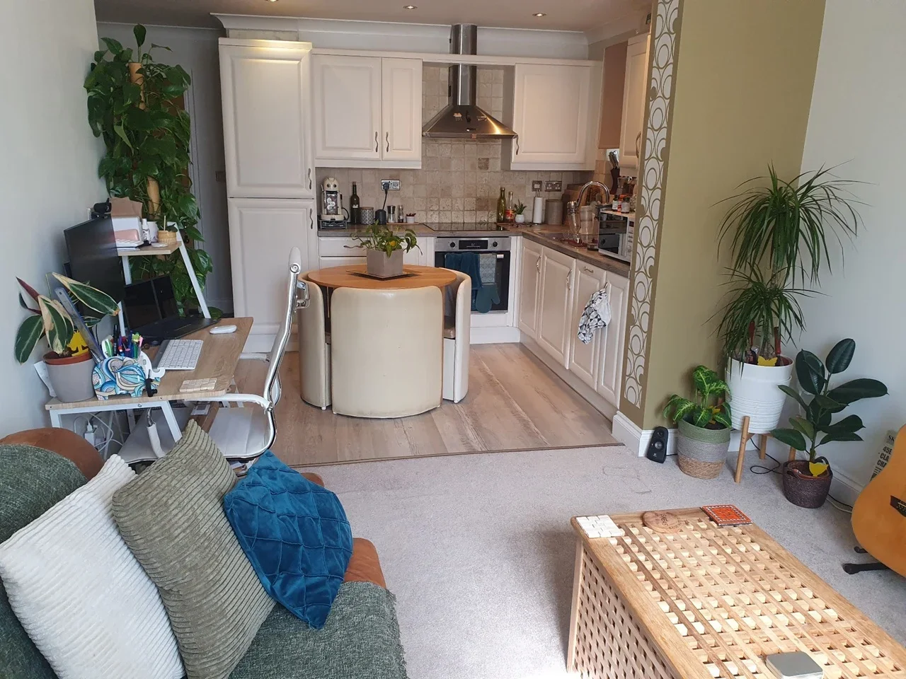 Flat Moss Lane in Greater London