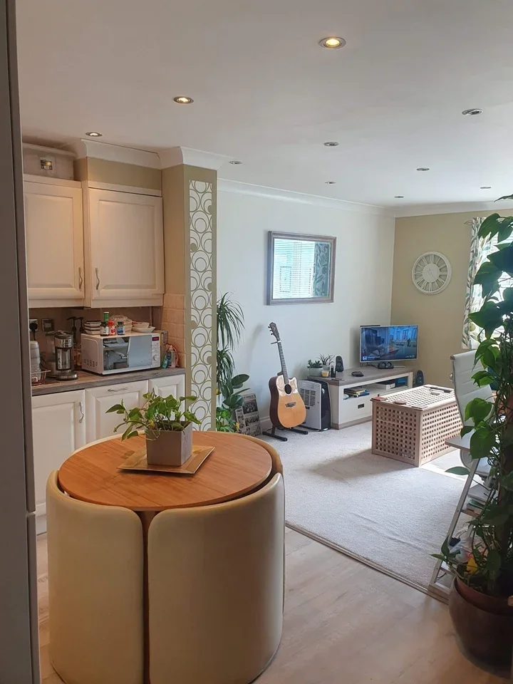 Flat Moss Lane in Greater London