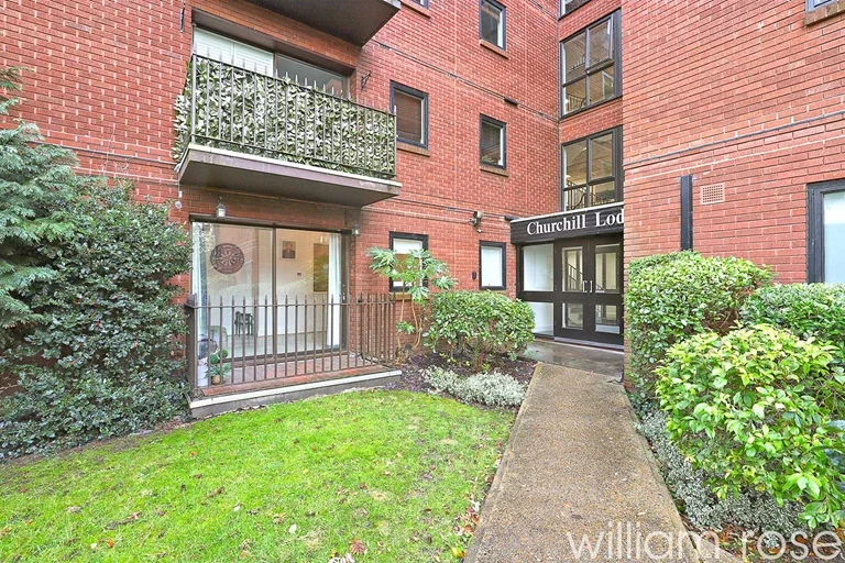 Flat Chingford Lane in Greater London
