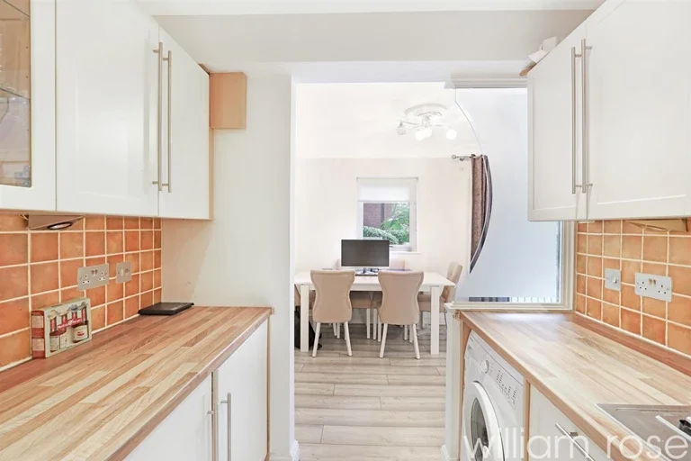 Flat Chingford Lane in Greater London