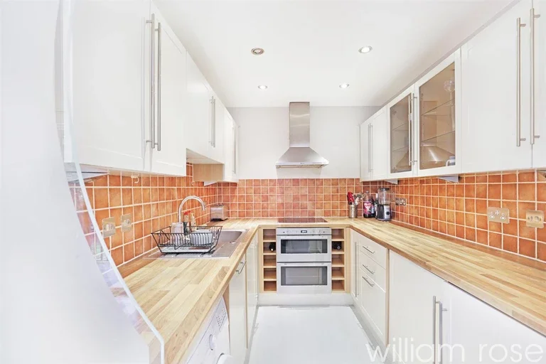 Flat Chingford Lane in Greater London