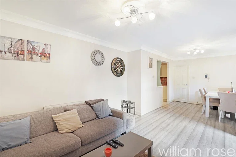 Flat Chingford Lane in Greater London