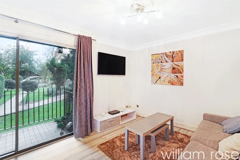 Flat Chingford Lane in Greater London
