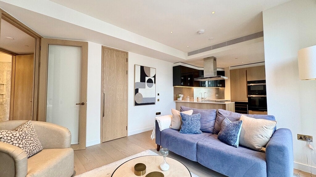 Flat Nine Elms Lane in Greater London