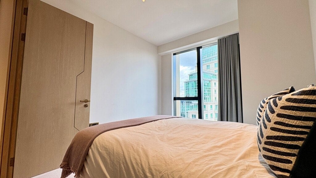 Flat Nine Elms Lane in Greater London