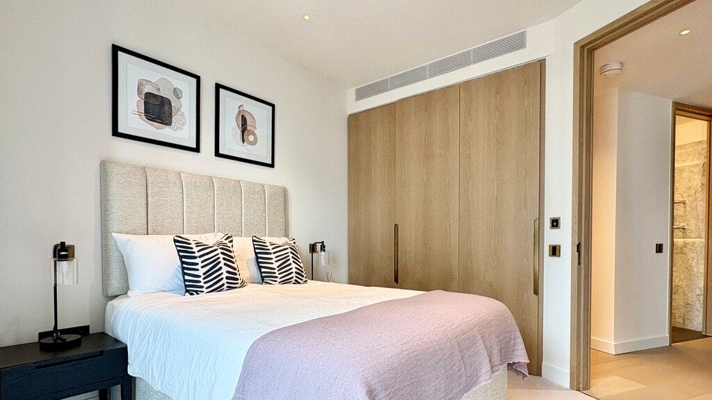 Flat Nine Elms Lane in Greater London
