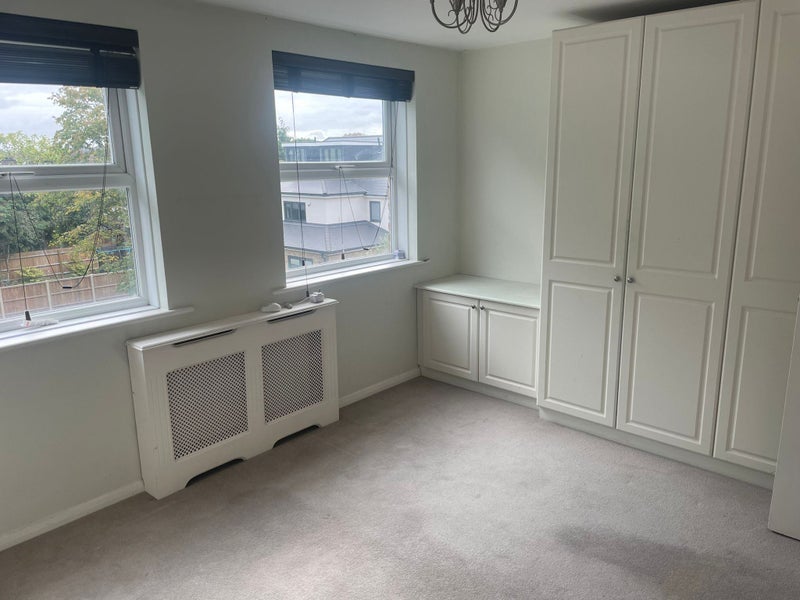 Room Woodford Road in Greater London