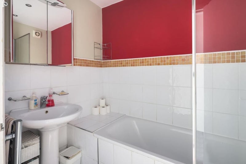 Room Woodford Road in Greater London