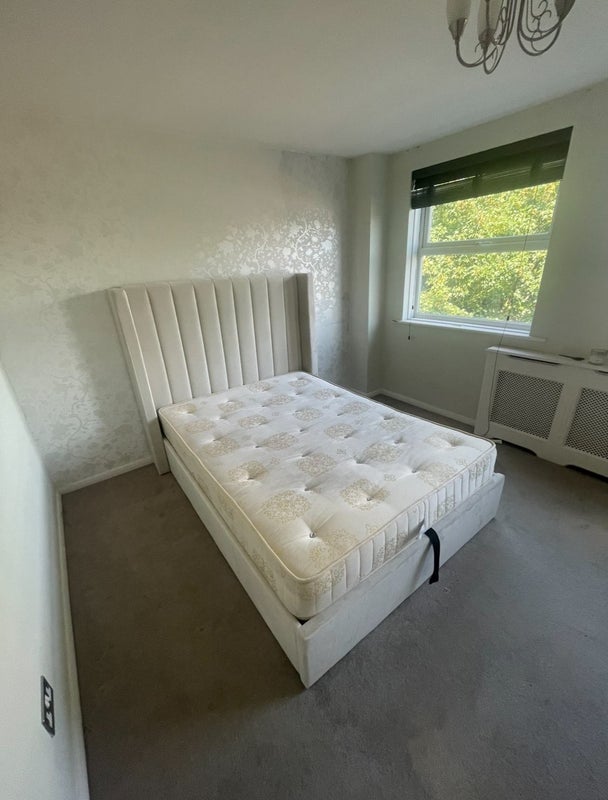Room Woodford Road in Greater London
