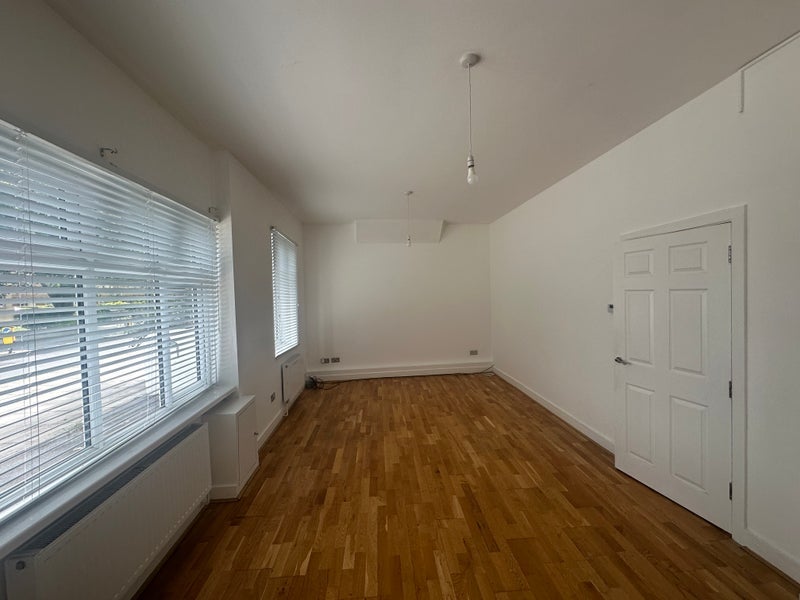 Flat Woodford Road in Greater London