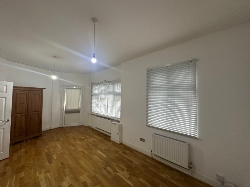 Flat Woodford Road in Greater London
