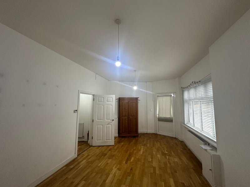Flat Woodford Road in Greater London