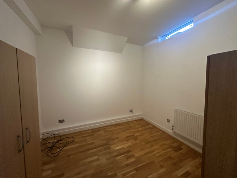 Flat Woodford Road in Greater London
