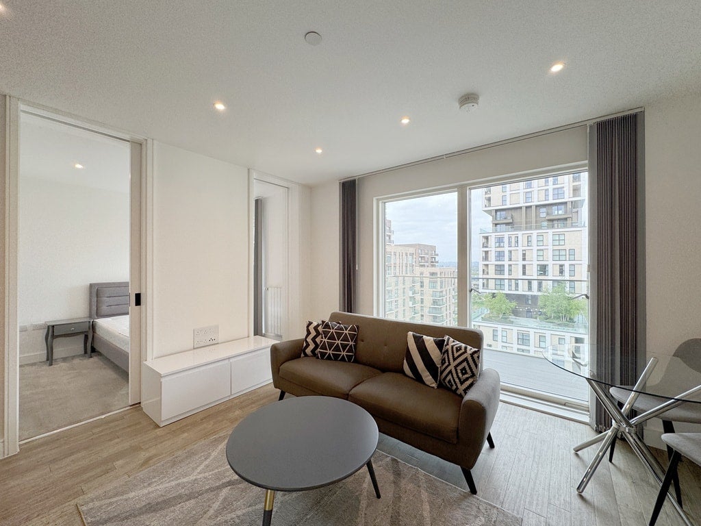 Flat Plowden Road in Greater London
