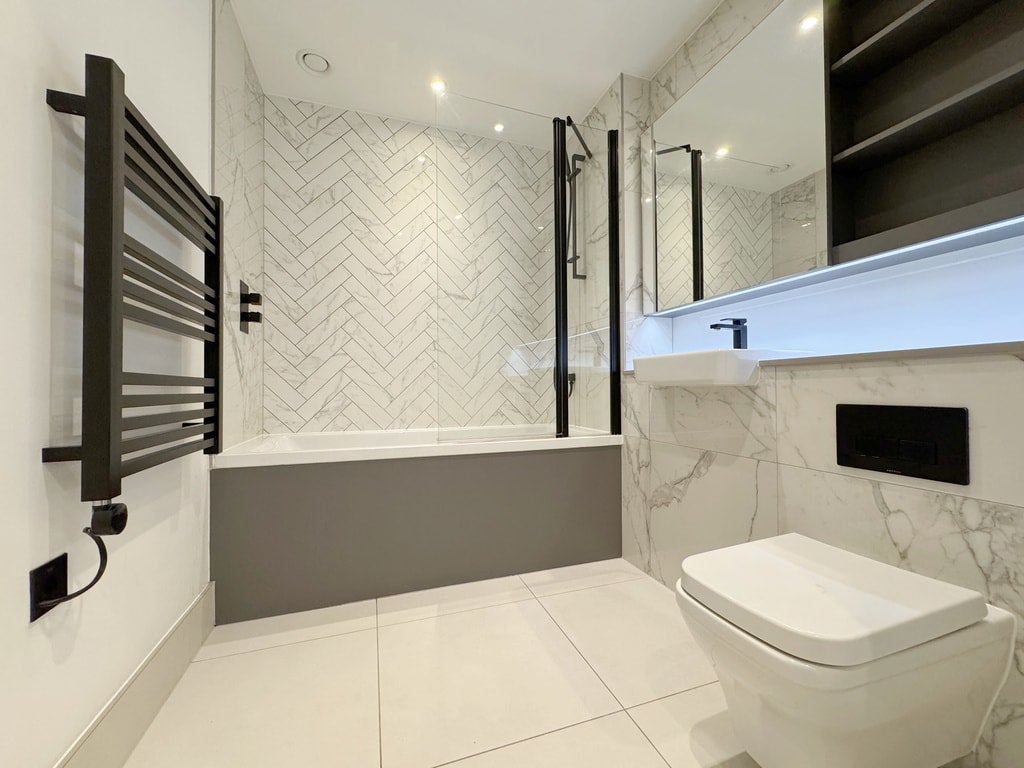 Flat Plowden Road in Greater London