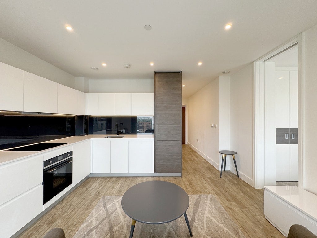 Flat Plowden Road in Greater London