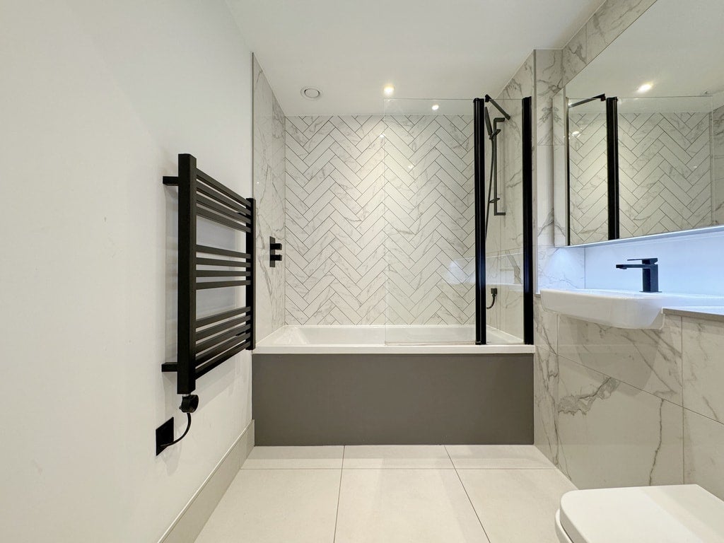 Flat Plowden Road in Greater London