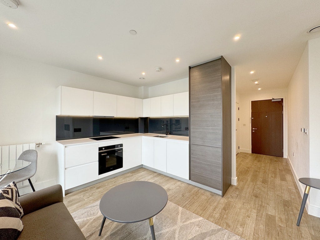 Flat Plowden Road in Greater London