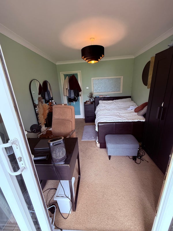 Room The Avenue in Poole