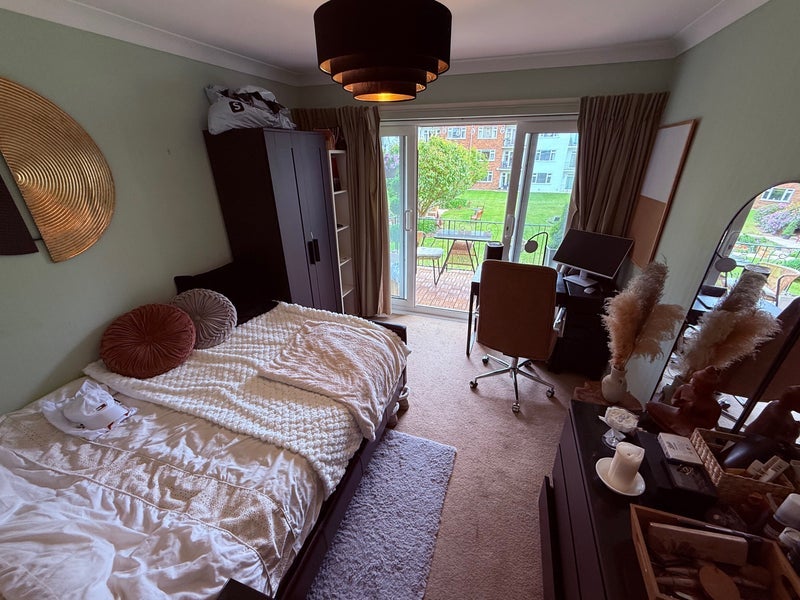 Room The Avenue in Poole