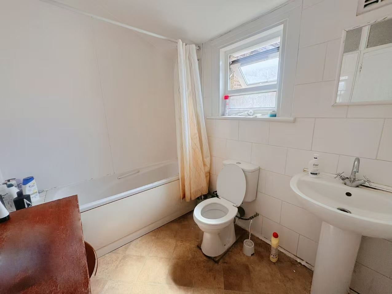 Flat Embleton Road in Greater London