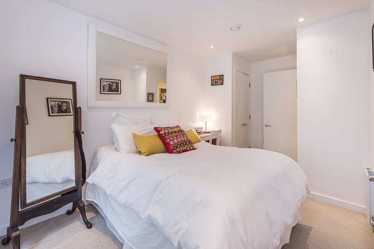 Flat Gatliff Road in City of Westminster