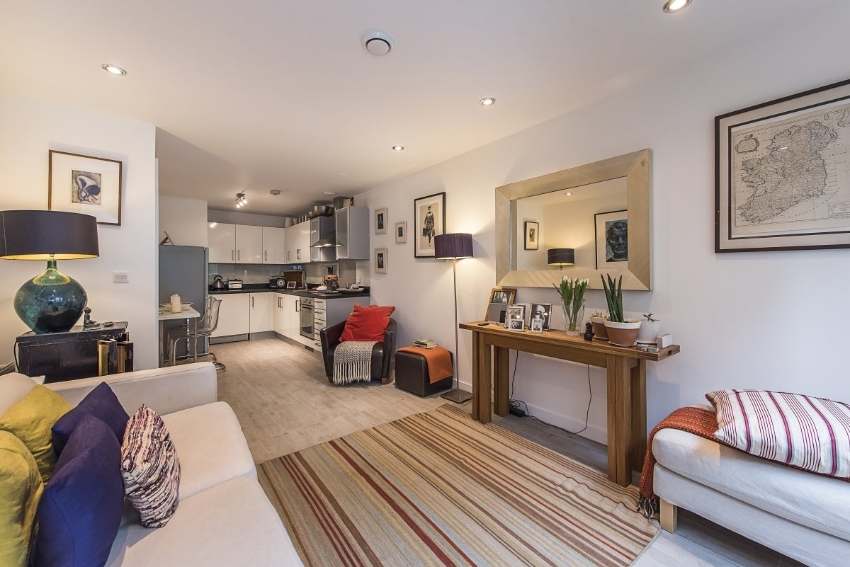 Flat Gatliff Road in City of Westminster