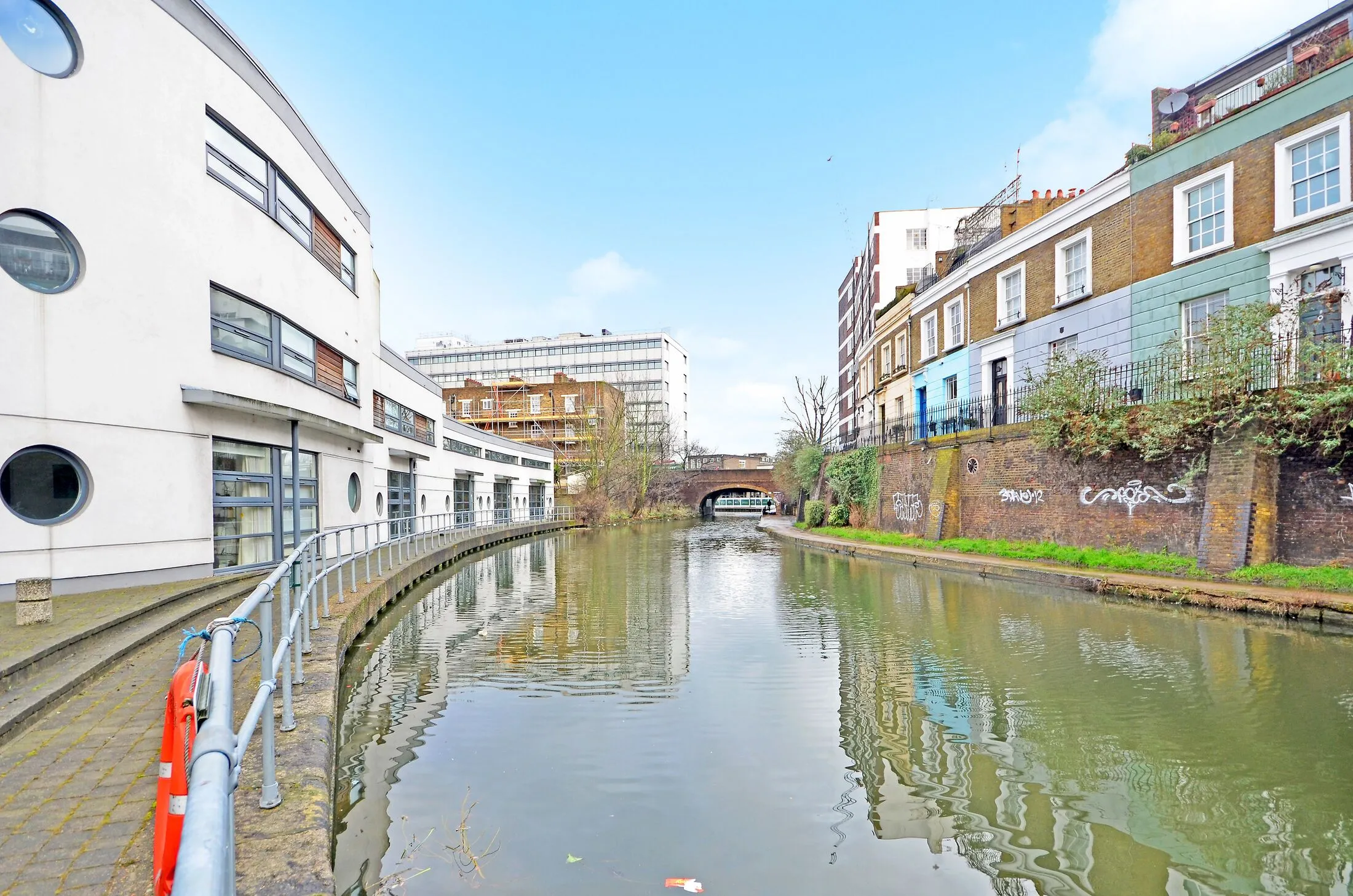 Flat Lawford's Wharf in Greater London