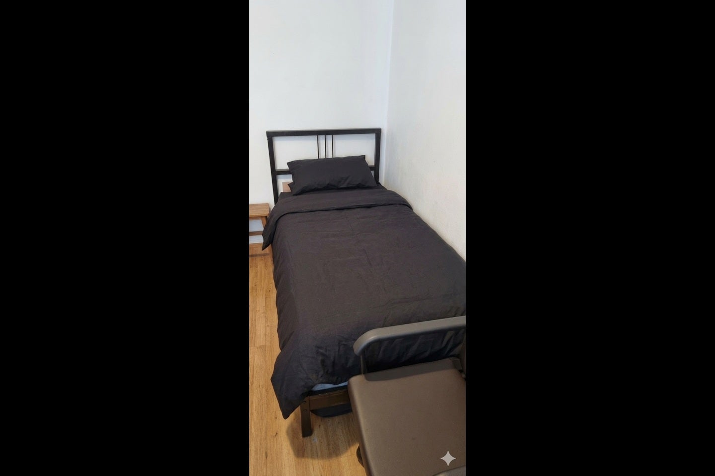 Room Harper Road in Greater London