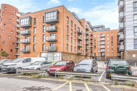 Flat Railway Terrace in Slough