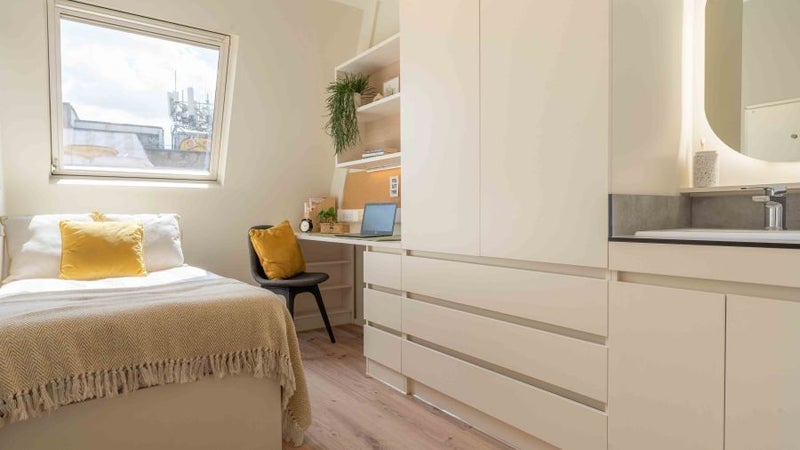 Room Holloway Road in Greater London