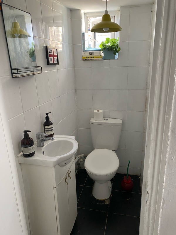 Room Dunlace Road in Greater London