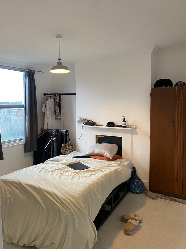 Room Dunlace Road in Greater London