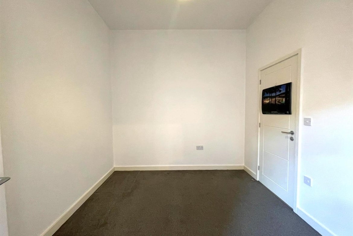 Flat Vicarage Farm Road in Peterborough
