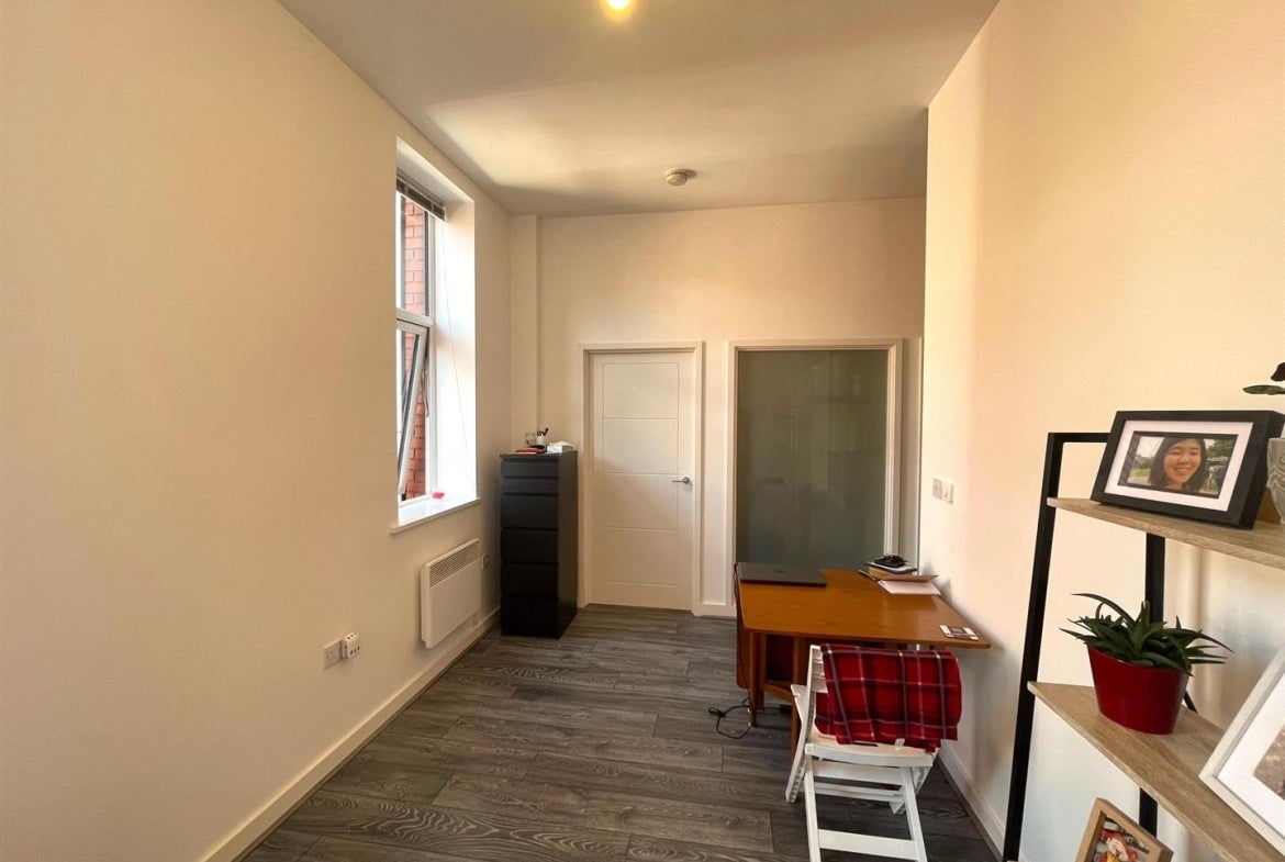 Flat Vicarage Farm Road in Peterborough