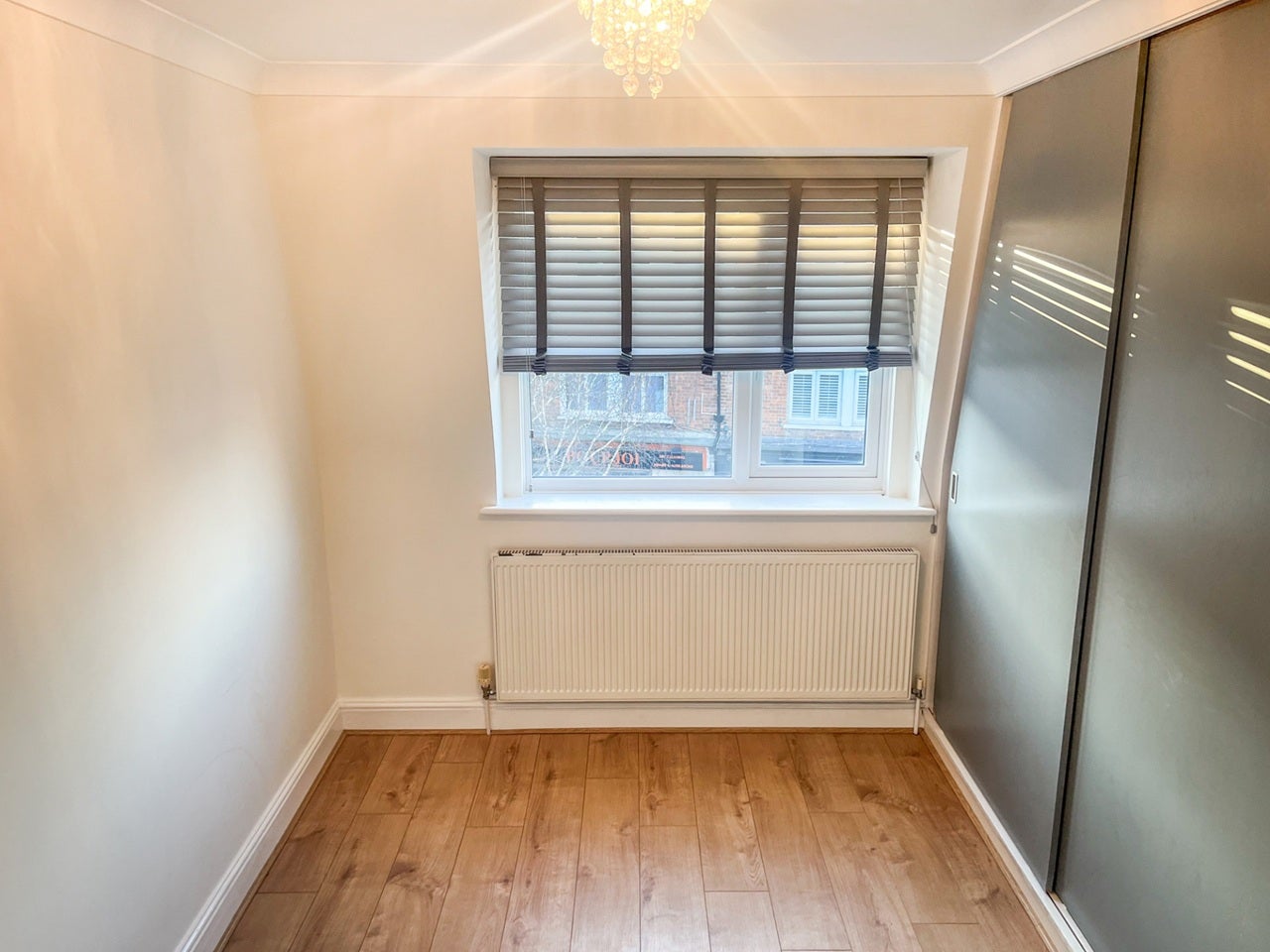 Flat Coombe Road in Greater London