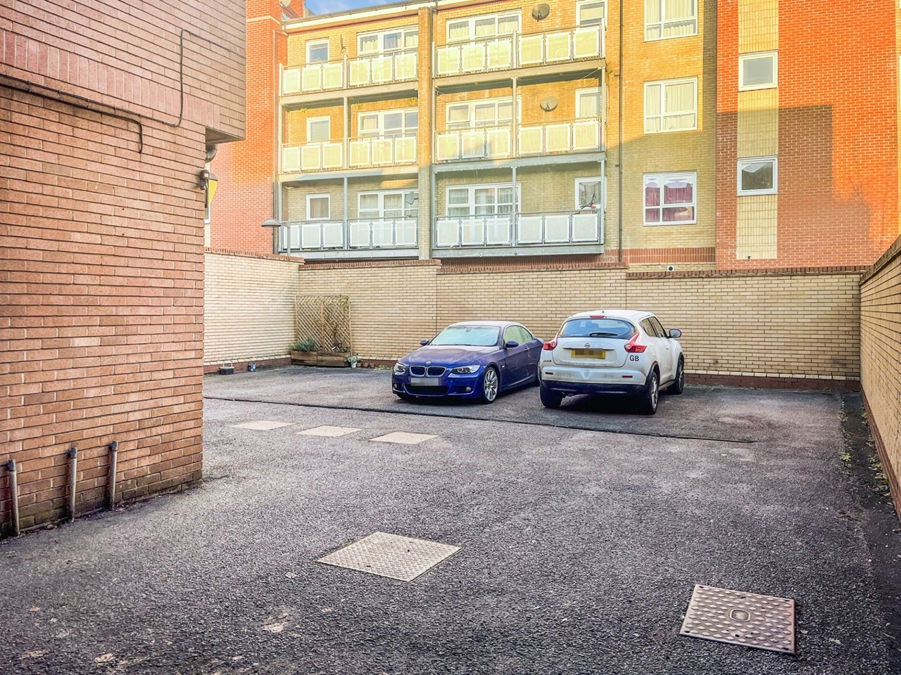 Flat Coombe Road in Greater London