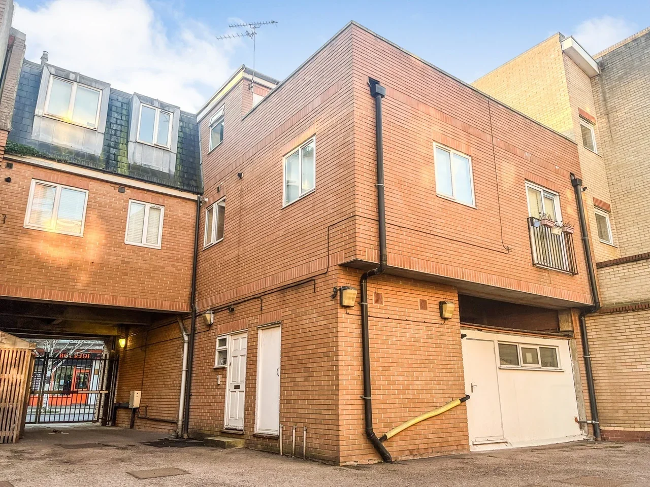 Flat Coombe Road in Greater London