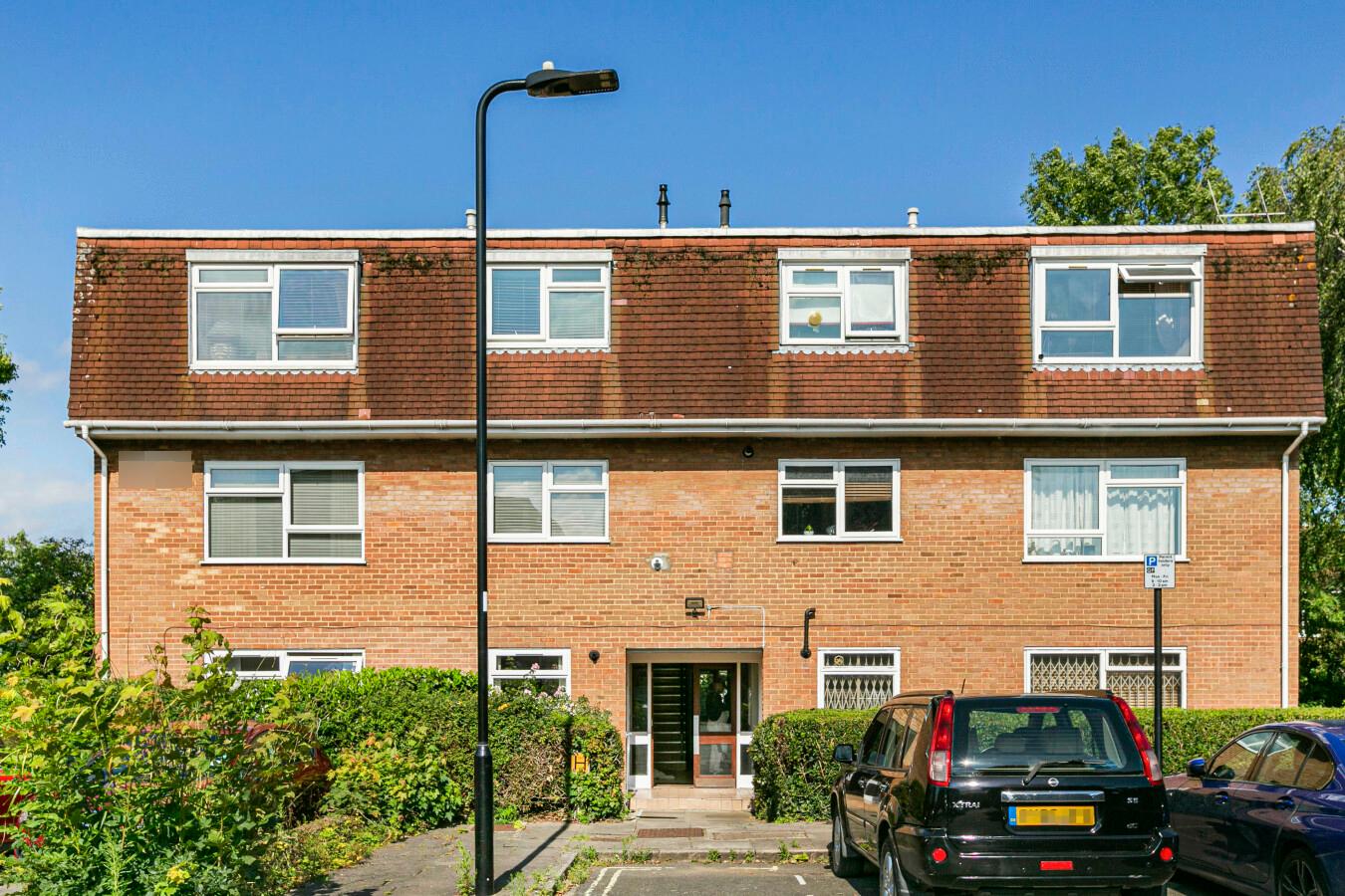 Flat Rowan Close in Greater London