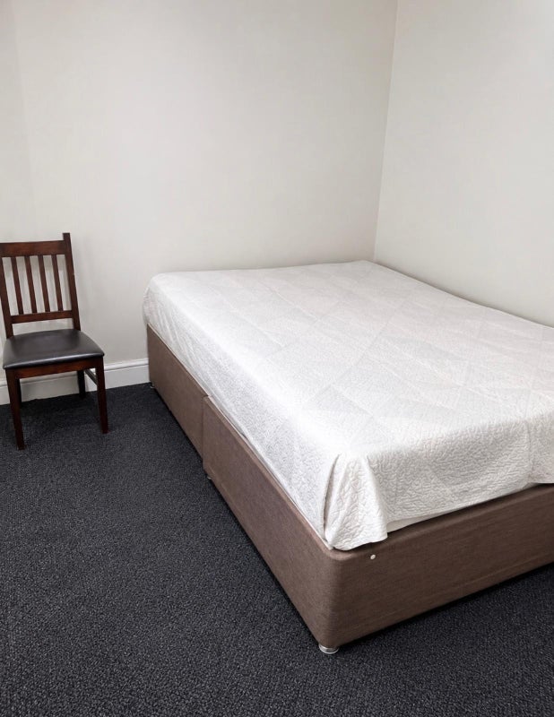 Room Kearsley Drive in Farnworth