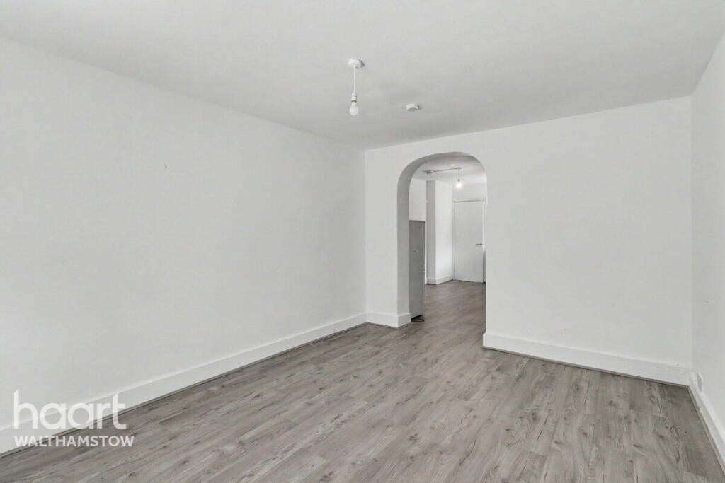 Flat Haldan Road in Greater London
