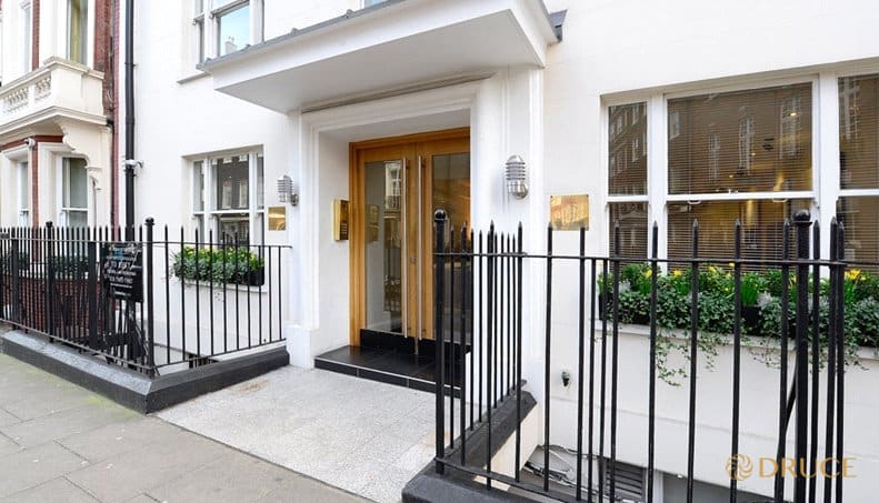 Flat Hill Street in City of Westminster