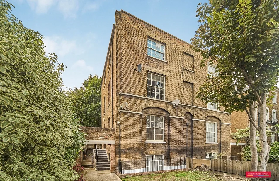 Flat Peckham Hill Street in Greater London