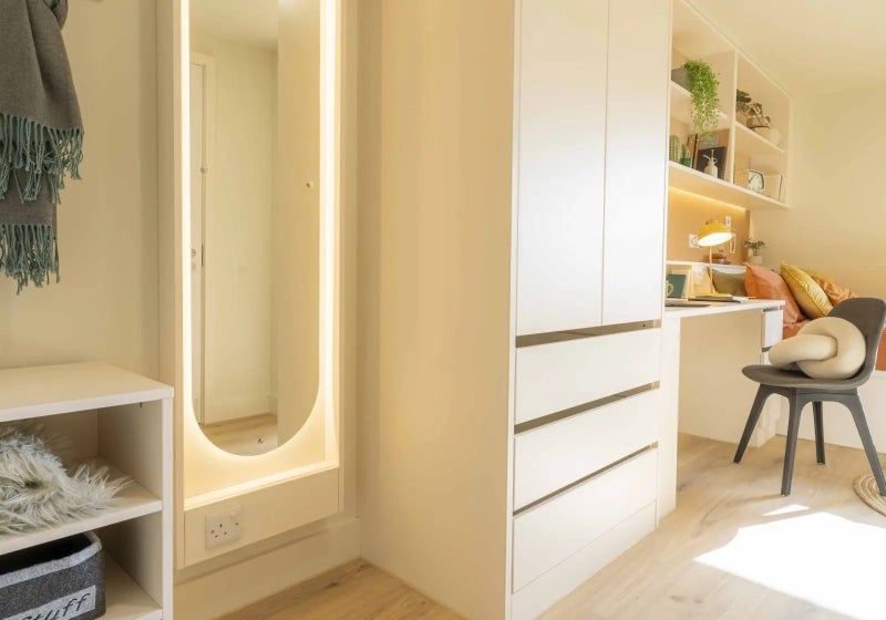 Room Blackburn Road in Greater London