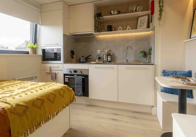 Room Blackburn Road in Greater London