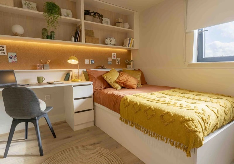 Room Blackburn Road in Greater London