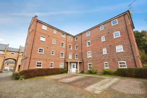 Flat Rockbourne Road in Basingstoke and Deane