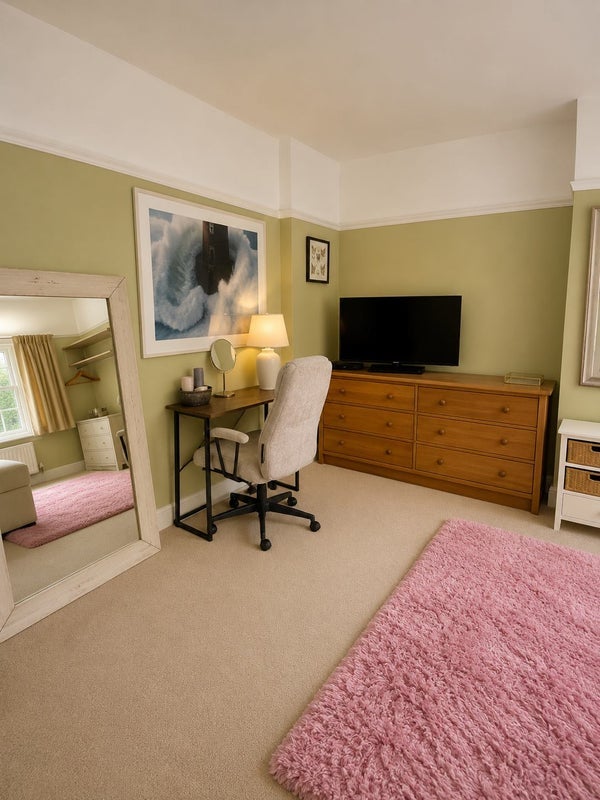 Room Queen Anne's Gardens in Greater London