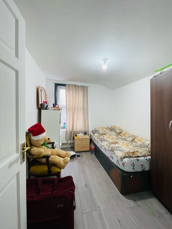 Room Coleridge Avenue in Greater London