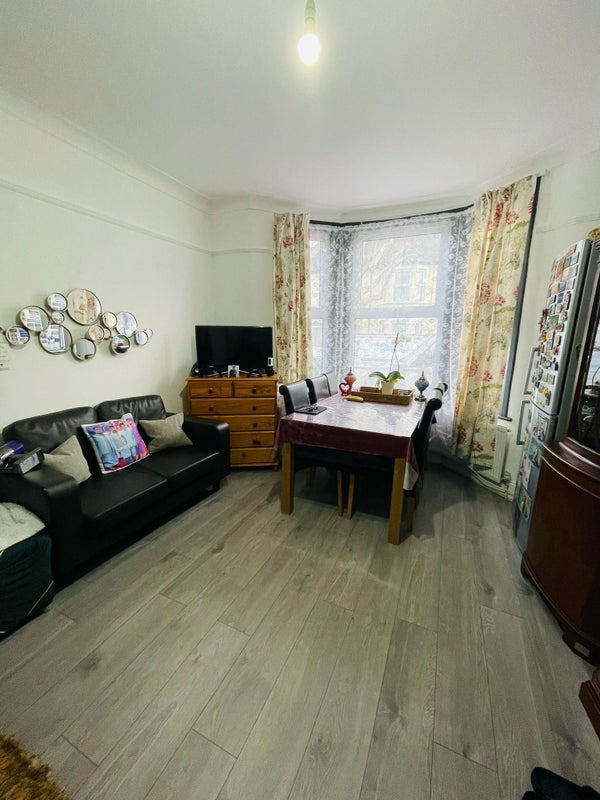 Room Coleridge Avenue in Greater London